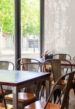 Imagen de las sillas interiores en el bar restaurante en Zaragoza el ibón de Miralbueno